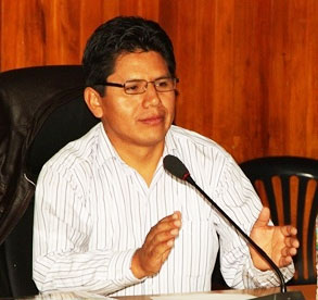 Gudberto Carrera Padilla, es el nuevo Consejero Delegado del Consejo Regional, quien fue elegido con 13 votos frente a su contendor Juan Benigno Chuiz Villanueva, representante de la provincia del Santa.